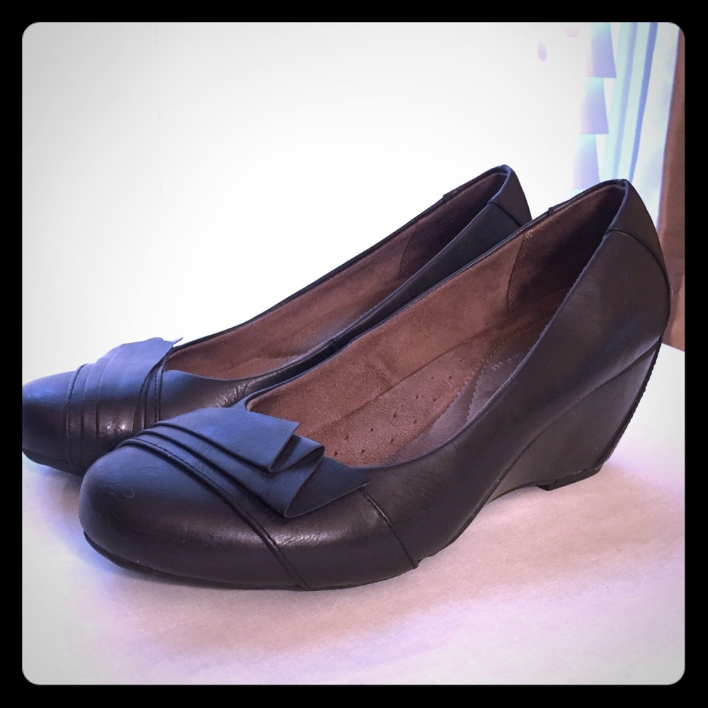 Naturalizer Black Leather Wedges